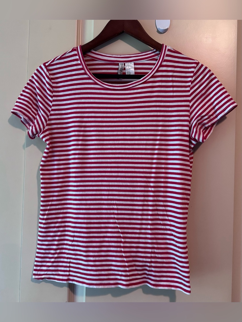 H&M Red and White Striped Short Sleeve Crewneck Tee